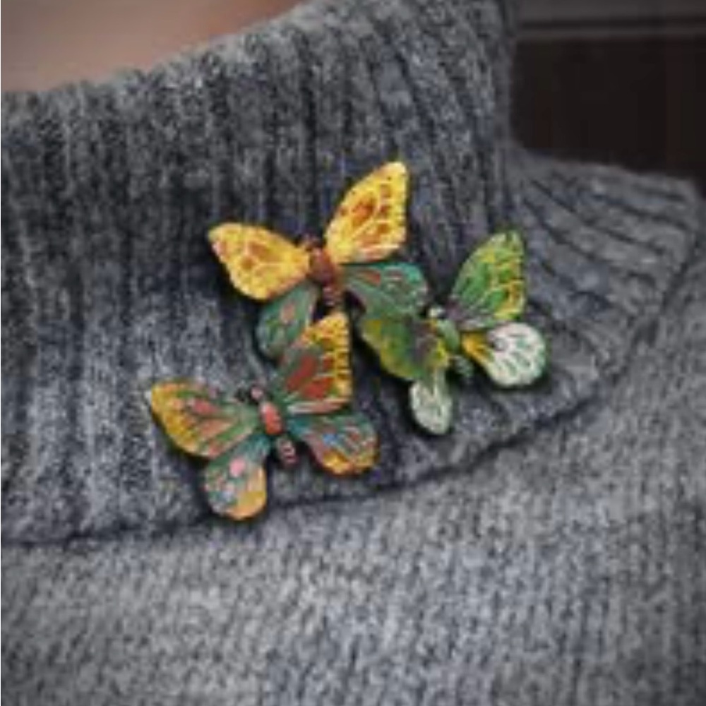 Red Winged Brooch with Rhinestones - Picture 4 of 5